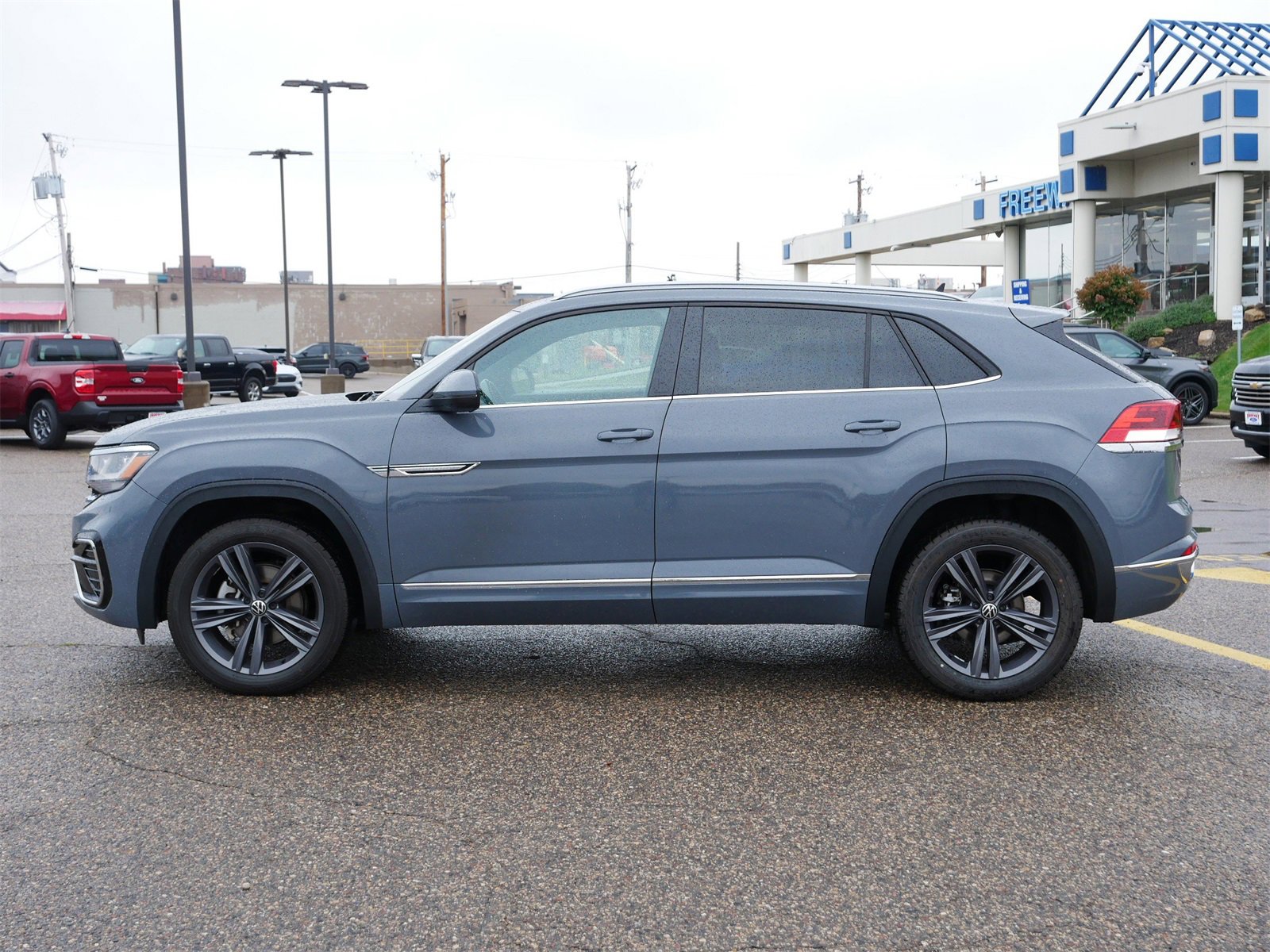 Used 2021 Volkswagen Atlas Cross Sport SE w/ Panoramic Sunroof Package image 2