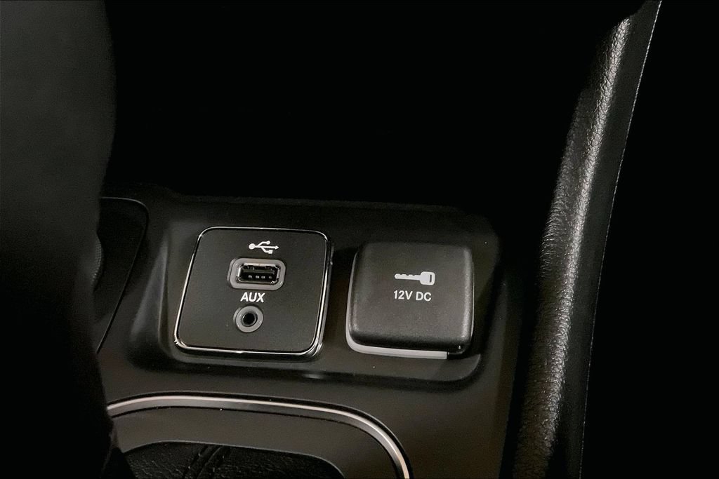 Used 2019 Jeep Cherokee Latitude Plus w/ Comfort/Convenience Group AWD/4WD image 30
