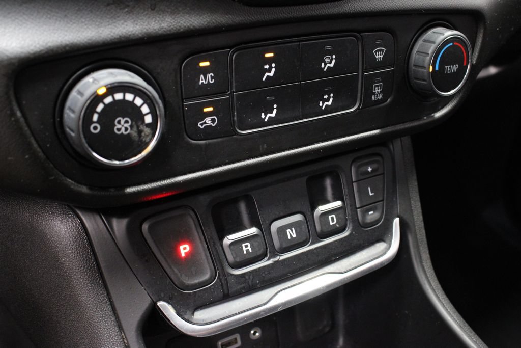Used 2020 GMC Terrain SLE w/ Elevation Edition FWD image 31