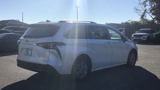 Used 2024 Toyota Sienna XLE image 5