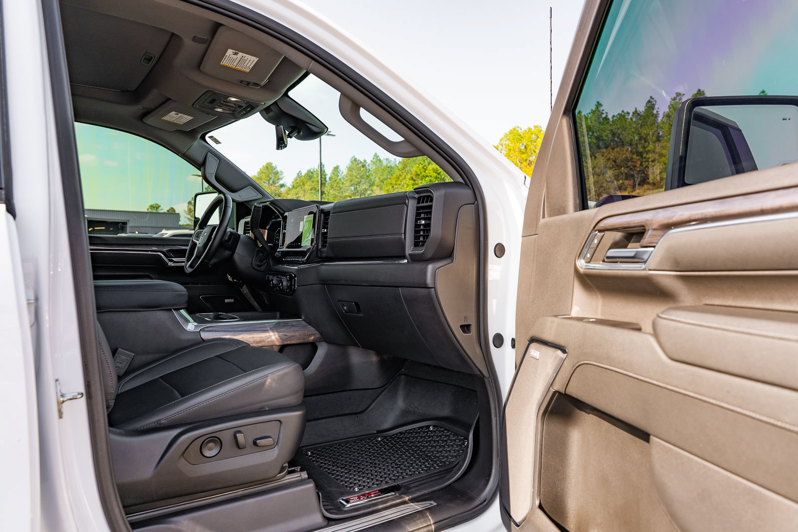 Used 2024 Chevrolet Silverado 2500 LTZ w/ LTZ Plus Package AWD/4WD image 11