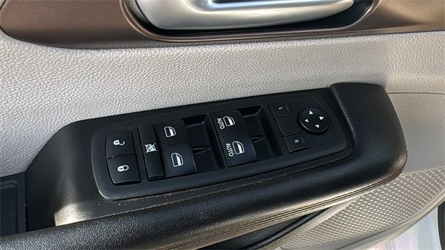 Used 2018 Chrysler Pacifica Touring-L image 12