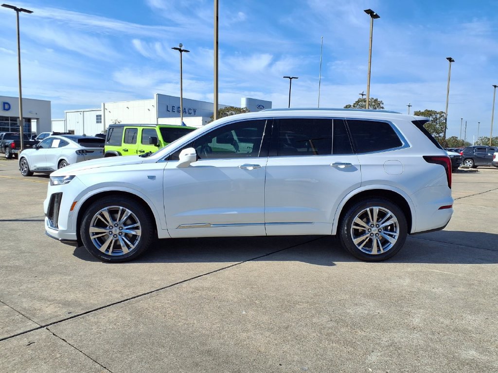 Used 2024 Cadillac XT6 Premium Luxury w/ Technology Package FWD image 3