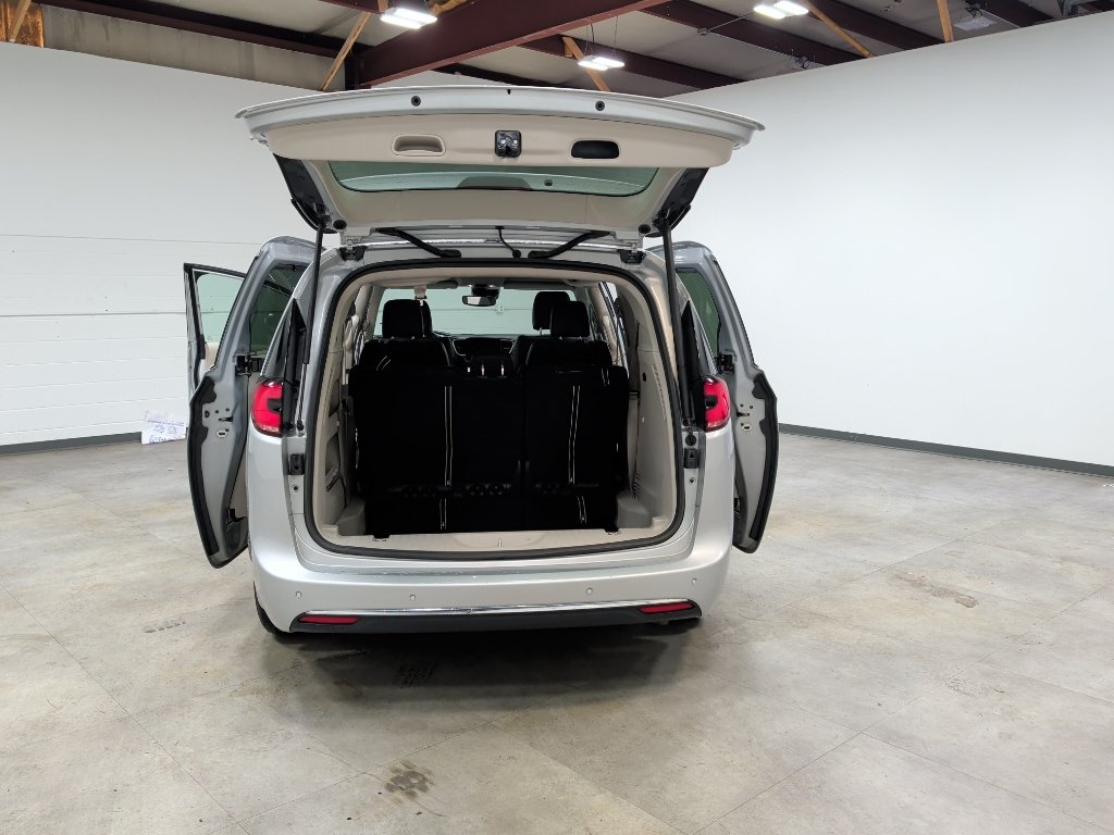 Used 2024 Chrysler Pacifica Touring-L FWD image 12