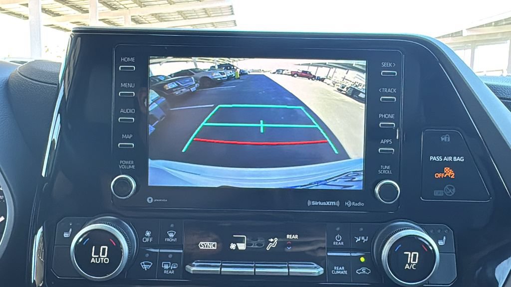 Used 2021 Toyota Highlander XLE FWD image 16