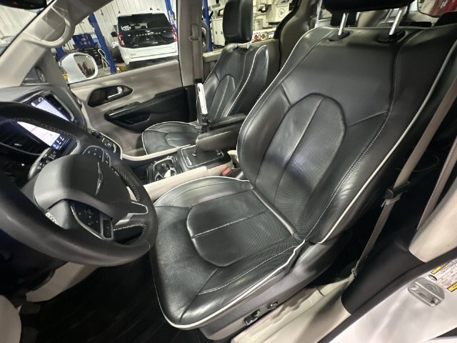 Used 2022 Chrysler Pacifica Limited AWD/4WD image 17