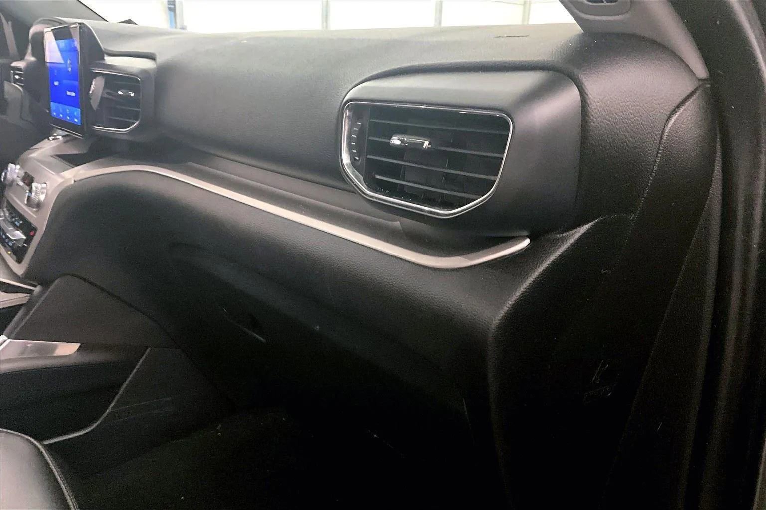 Certified 2022 Ford Explorer XLT w/ Equipment Group 202A image 15