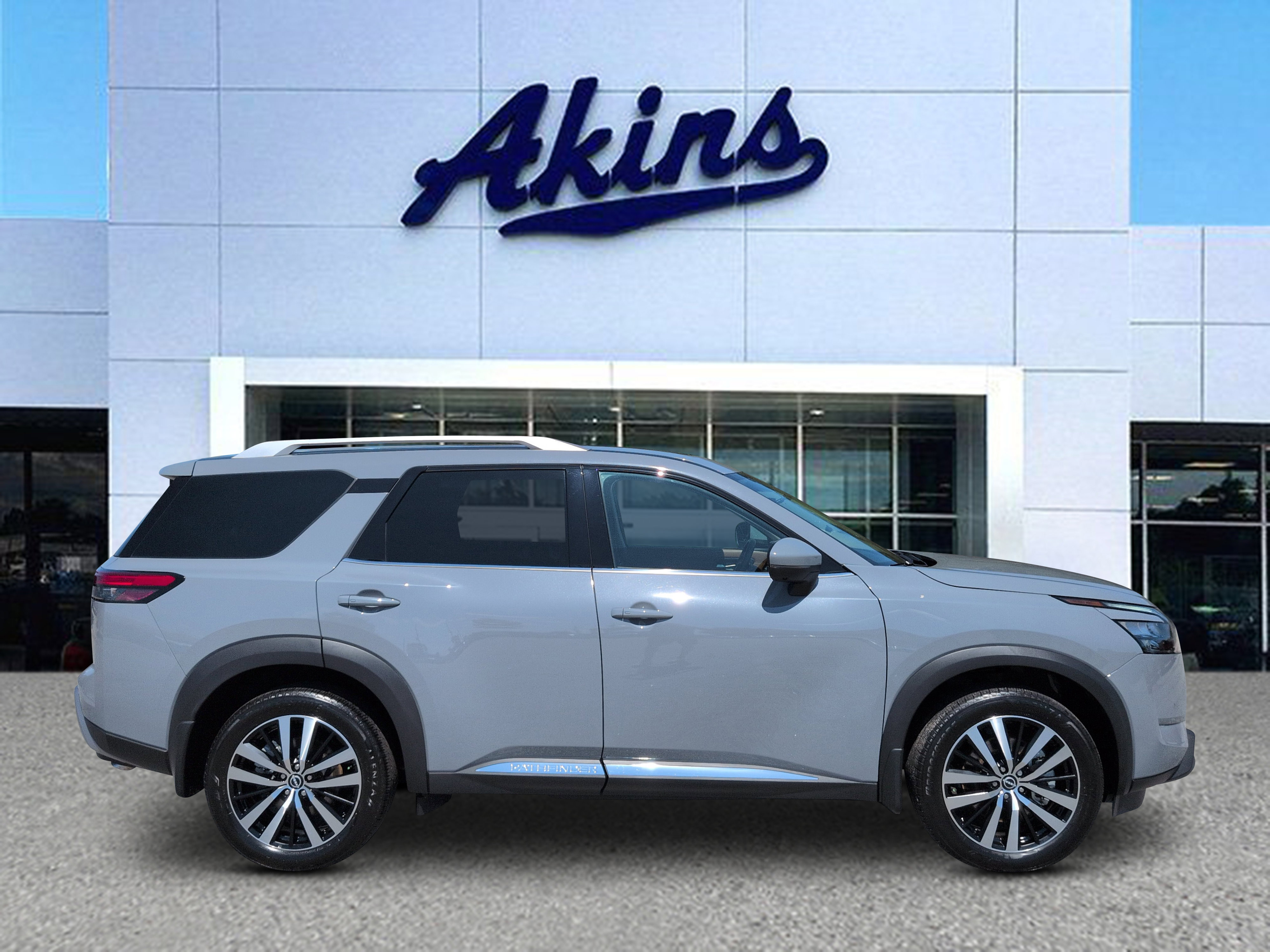Used 2025 Nissan Pathfinder Platinum FWD image 1