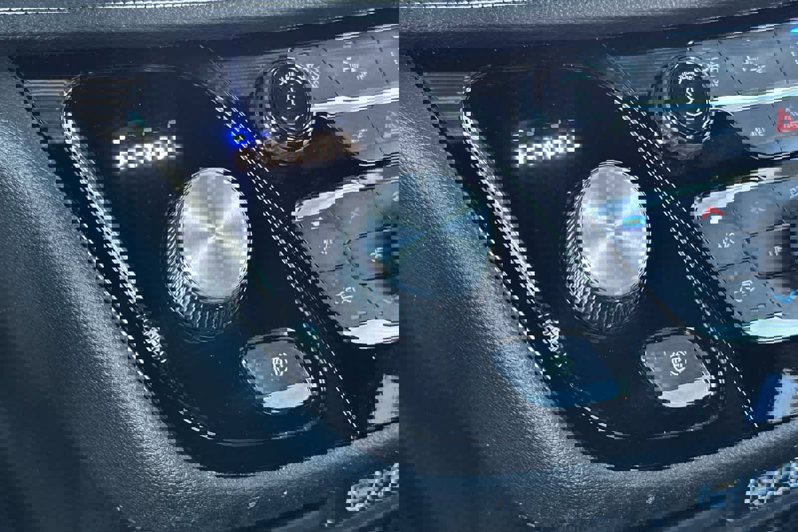 Used 2025 Chrysler Pacifica Select w/ Uconnect Theater Family Group image 24