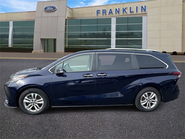 Used 2022 Toyota Sienna Limited image 2