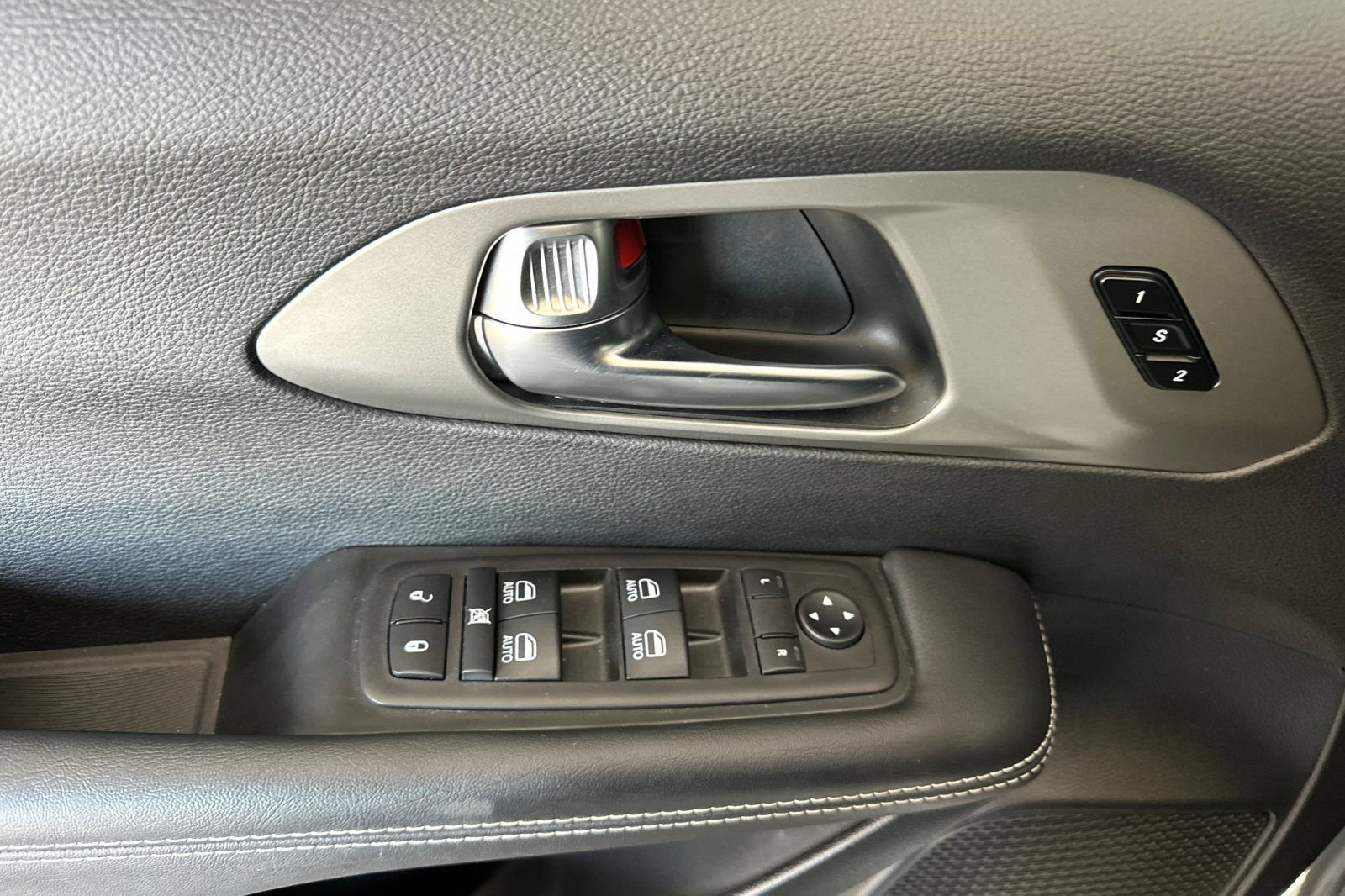 Used 2025 Chrysler Pacifica Select FWD image 10