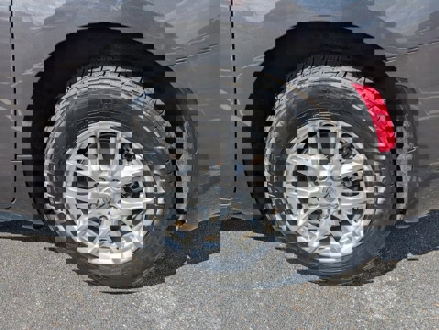 Used 2023 Chrysler Voyager LX image 31