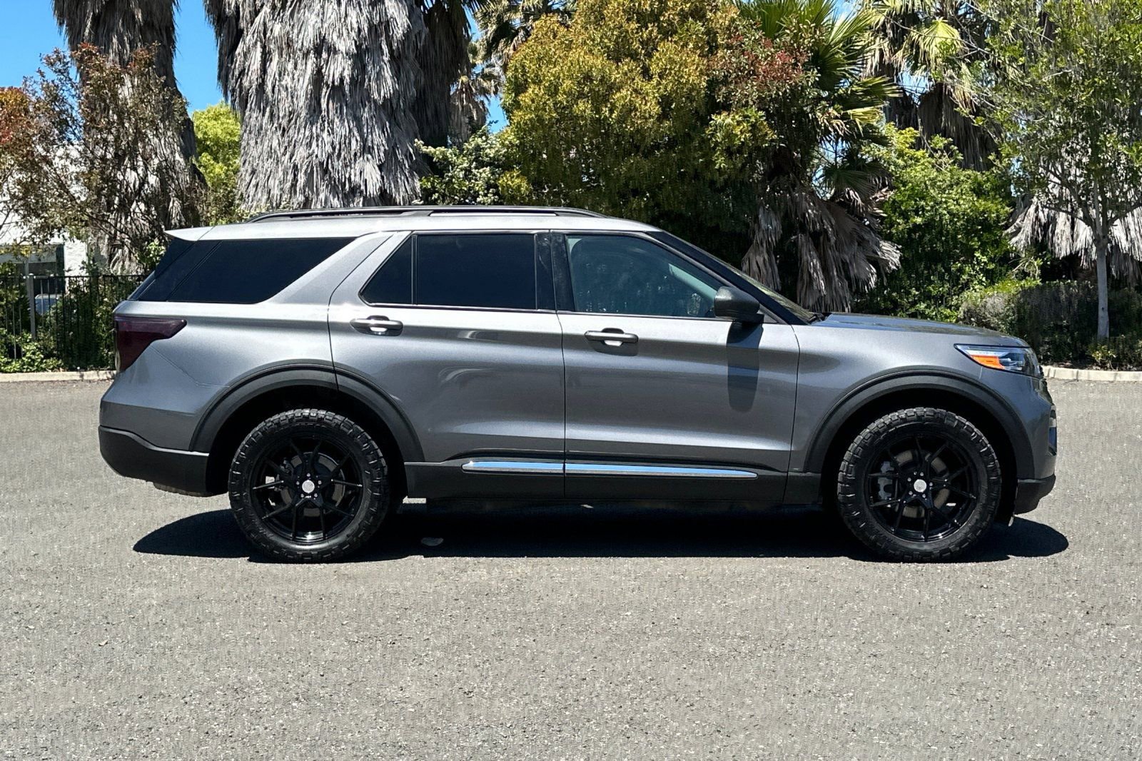 Certified 2023 Ford Explorer XLT w/ Equipment Group 202A AWD/4WD image 2