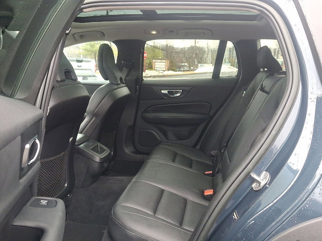Used 2023 Volvo V60 B5 Cross Country Plus image 31