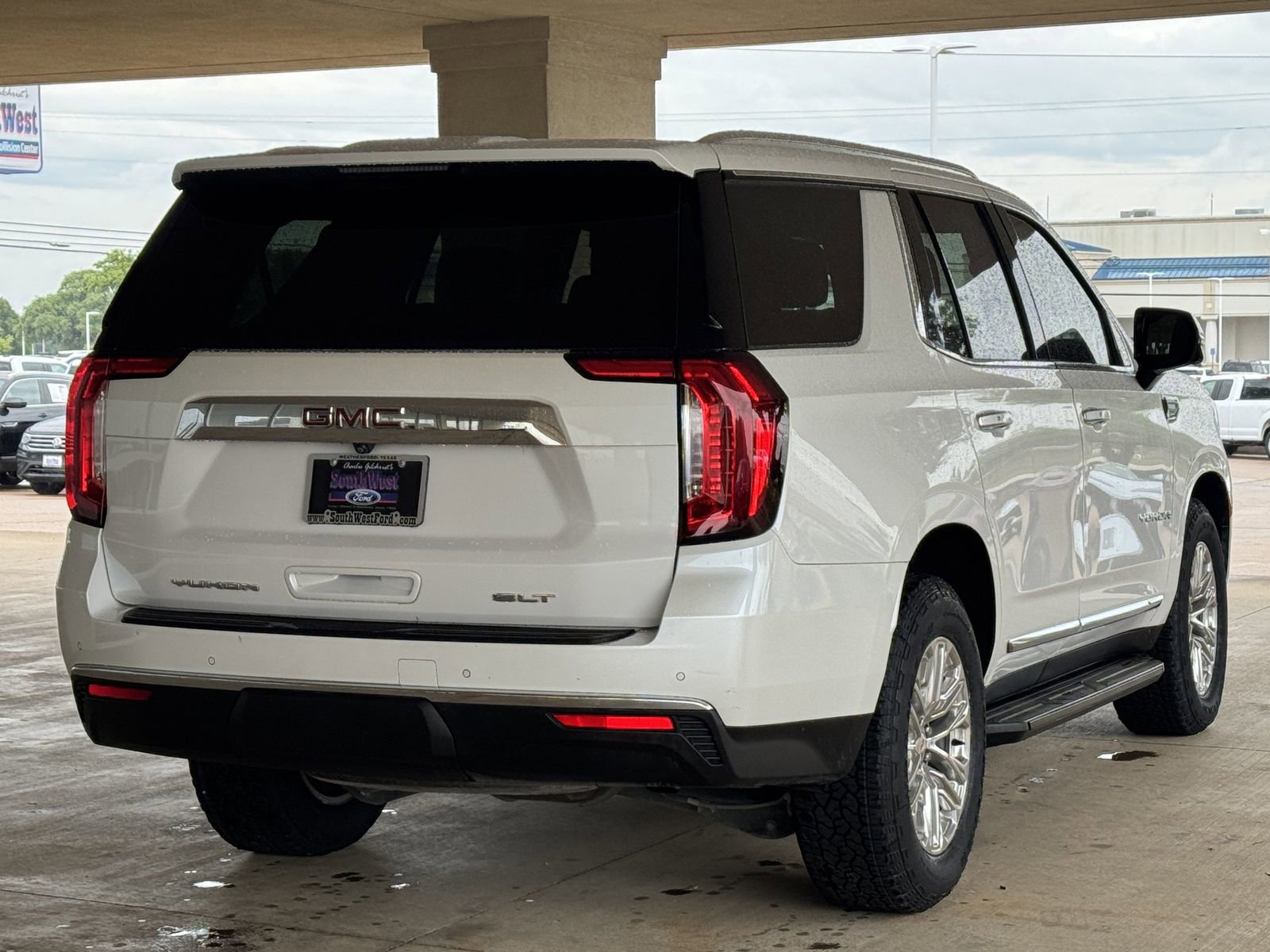 Used 2022 GMC Yukon SLT w/ SLT Luxury Package AWD/4WD image 4
