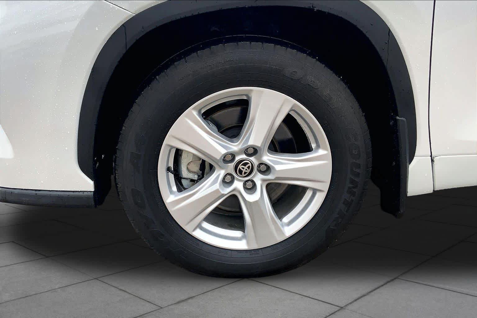 Used 2025 Toyota Highlander LE AWD/4WD image 11