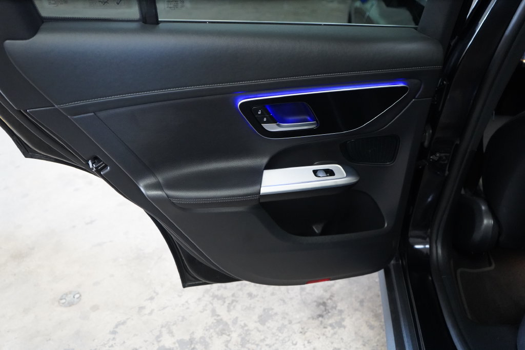 Used 2024 Mercedes-Benz GLC 300 4MATIC image 29