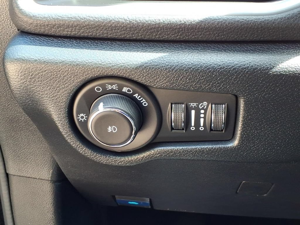 Used 2025 Chrysler Pacifica Limited FWD image 25