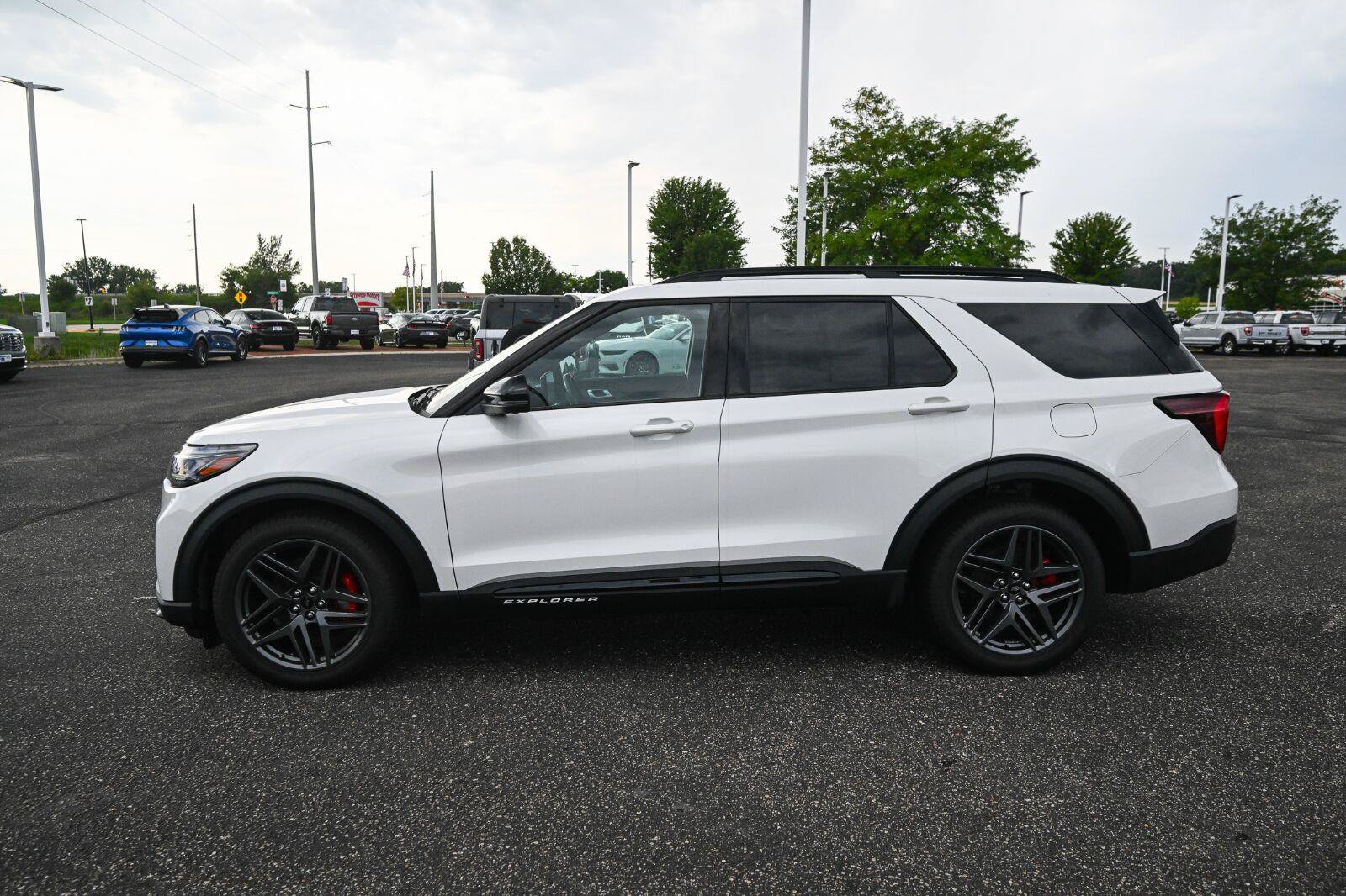 Certified 2025 Ford Explorer ST AWD/4WD image 8
