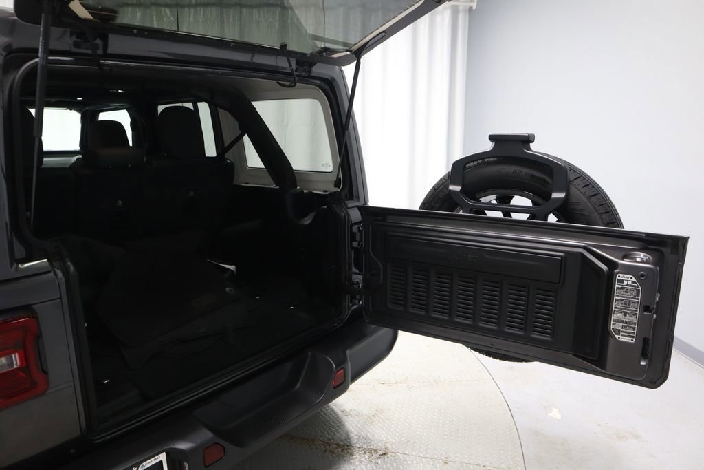 Used 2025 Jeep Wrangler Unlimited Sahara AWD/4WD image 16