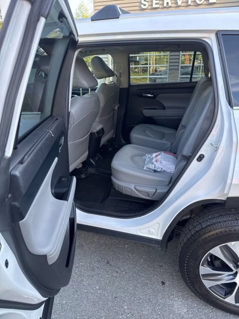 Used 2022 Toyota Highlander XLE AWD/4WD image 22