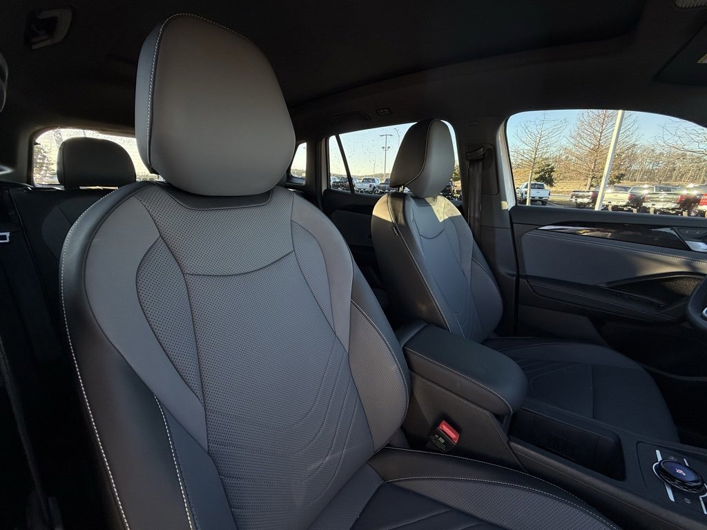 Used 2025 Volkswagen Tiguan SE R-Line image 30