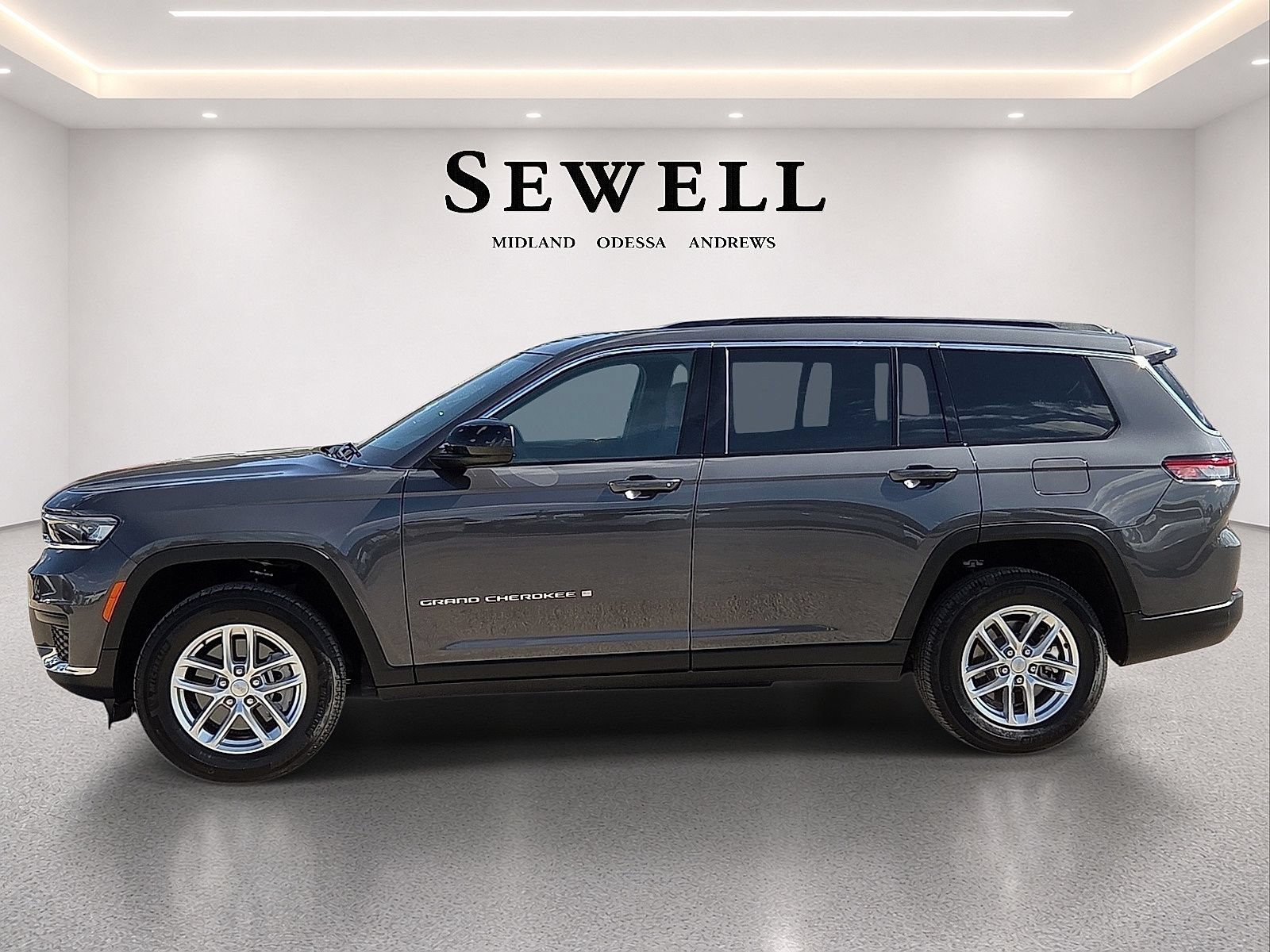 Used 2025 Jeep Grand Cherokee L Laredo RWD image 2
