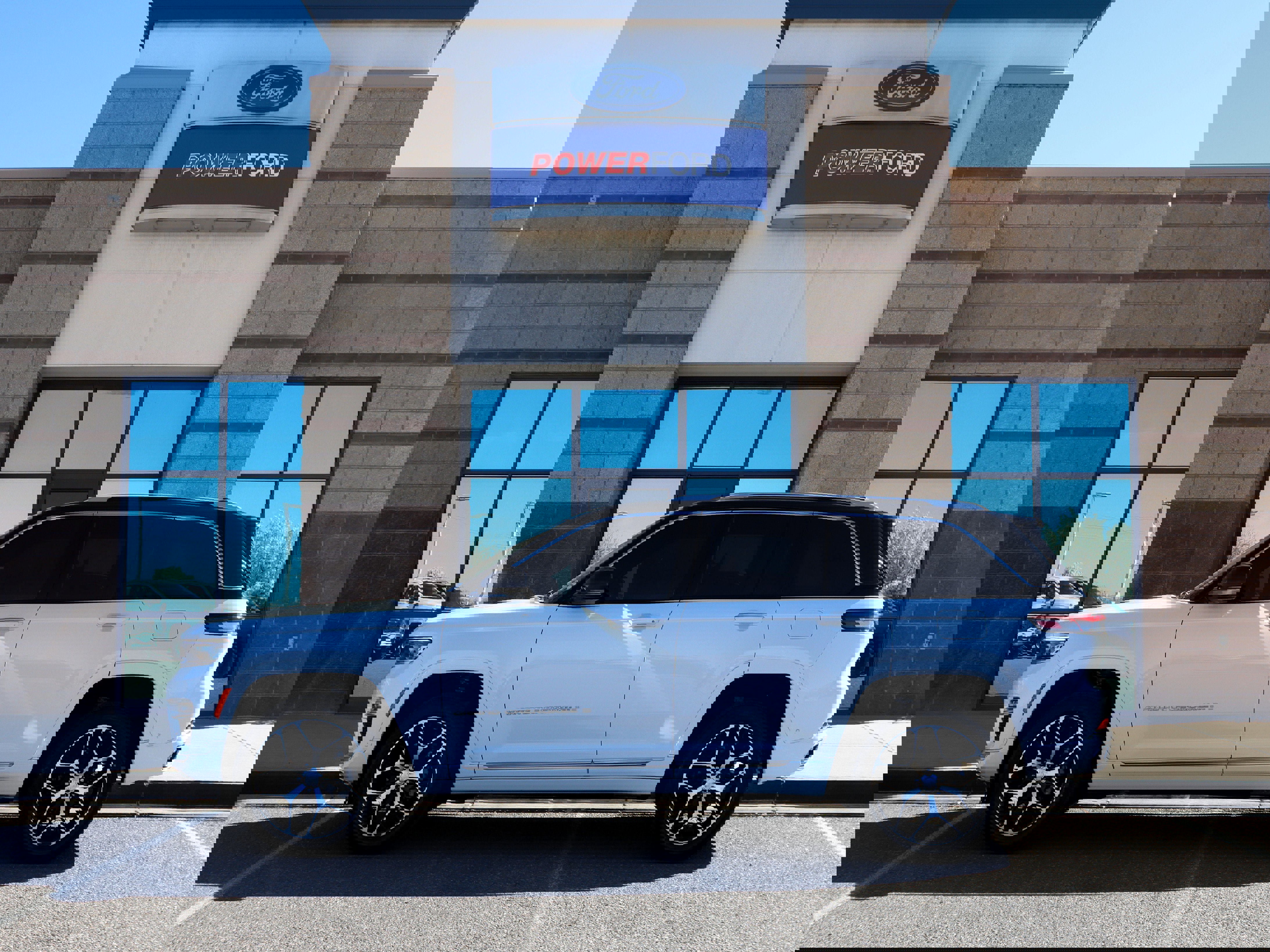 Used 2023 Jeep Grand Cherokee Summit image 2