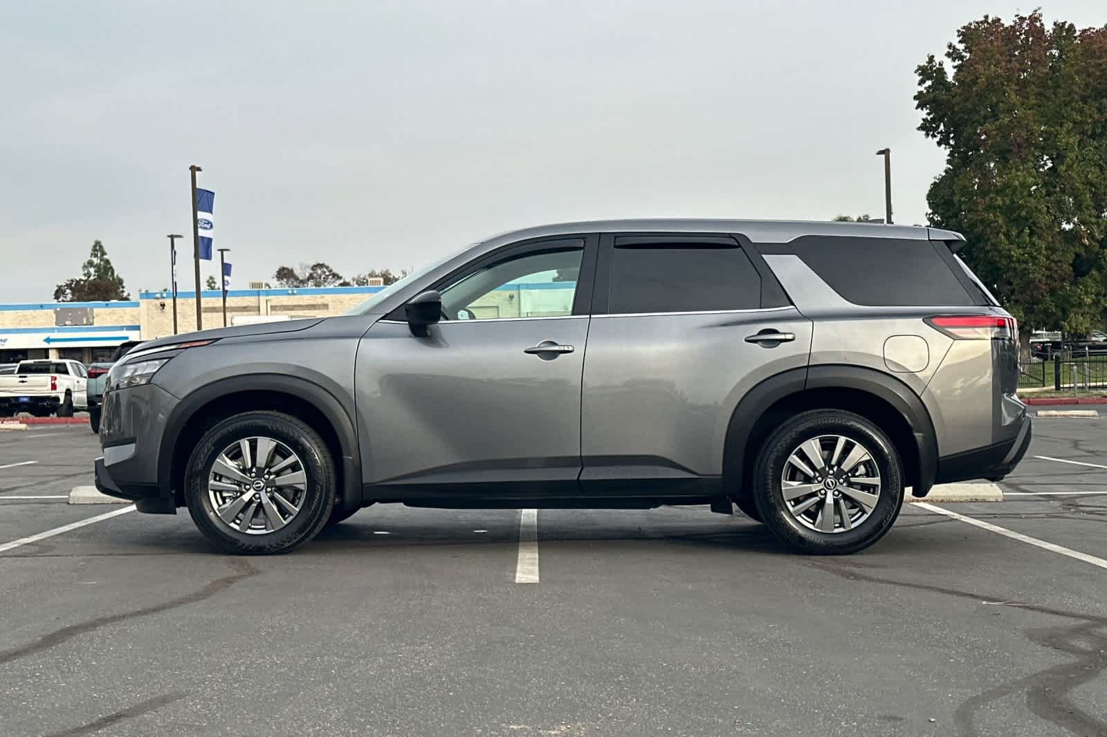 Used 2025 Nissan Pathfinder S FWD image 6