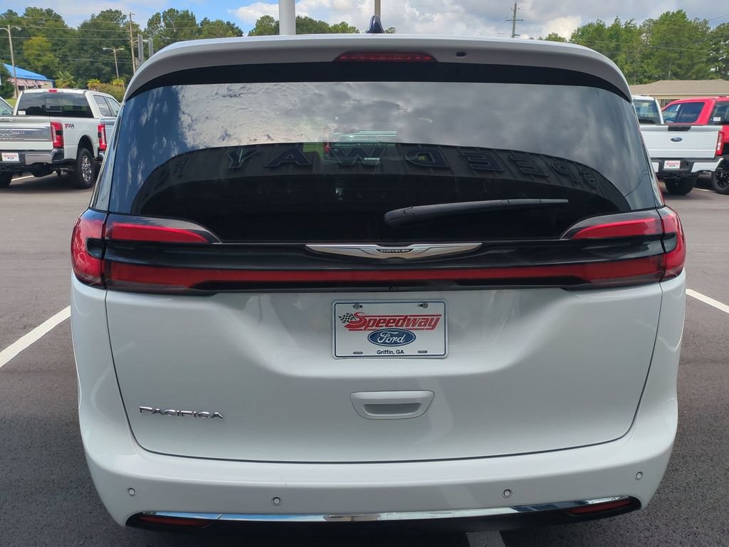 Used 2023 Chrysler Pacifica Touring-L FWD image 9