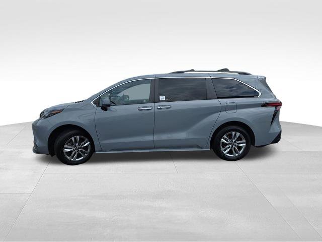 Used 2022 Toyota Sienna XLE Woodland Edition AWD/4WD image 5