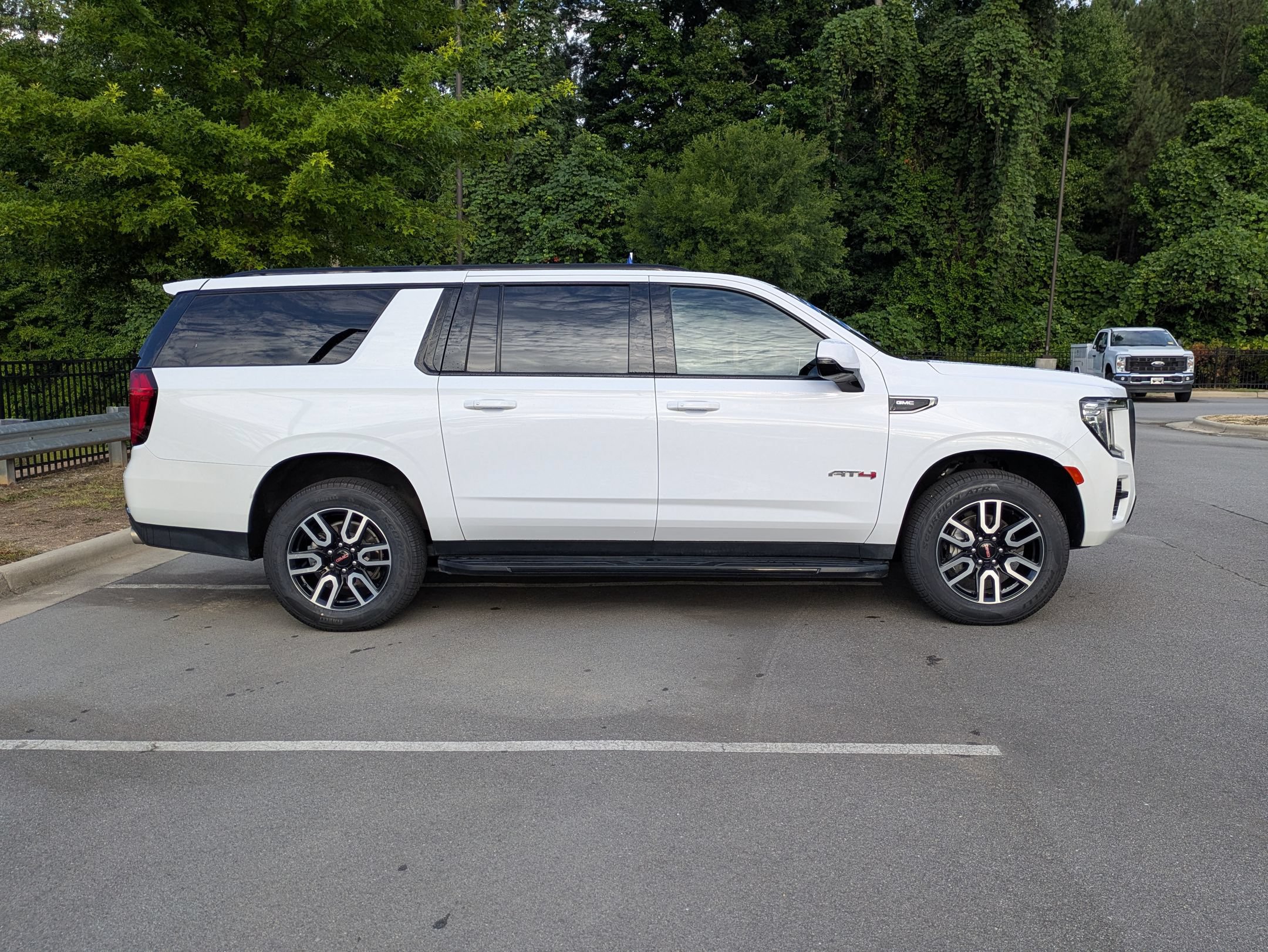 Used 2023 GMC Yukon XL AT4 AWD/4WD image 3