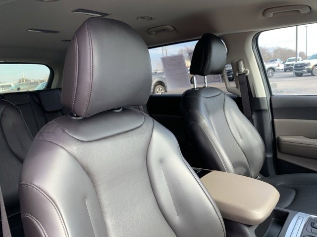 Used 2025 Kia Carnival image 16