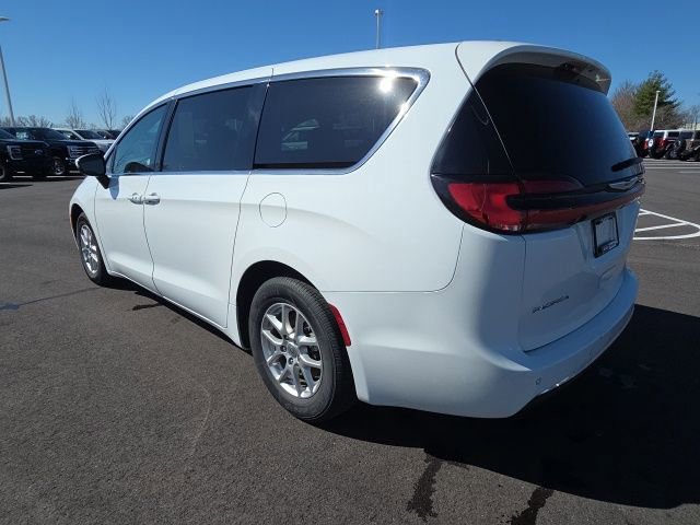 Used 2023 Chrysler Pacifica Touring-L image 2