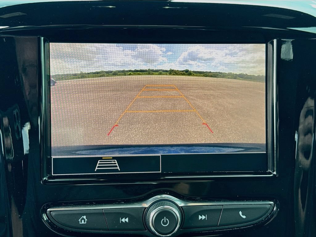 Used 2022 Chevrolet Traverse LS FWD image 13