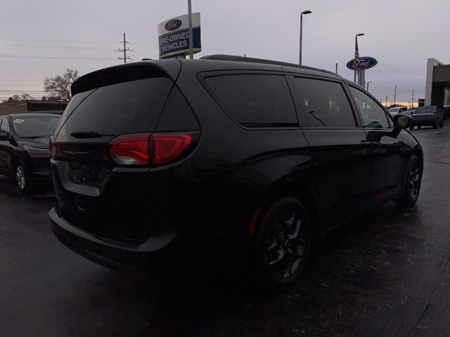 Used 2018 Chrysler Pacifica Touring-L Plus image 3