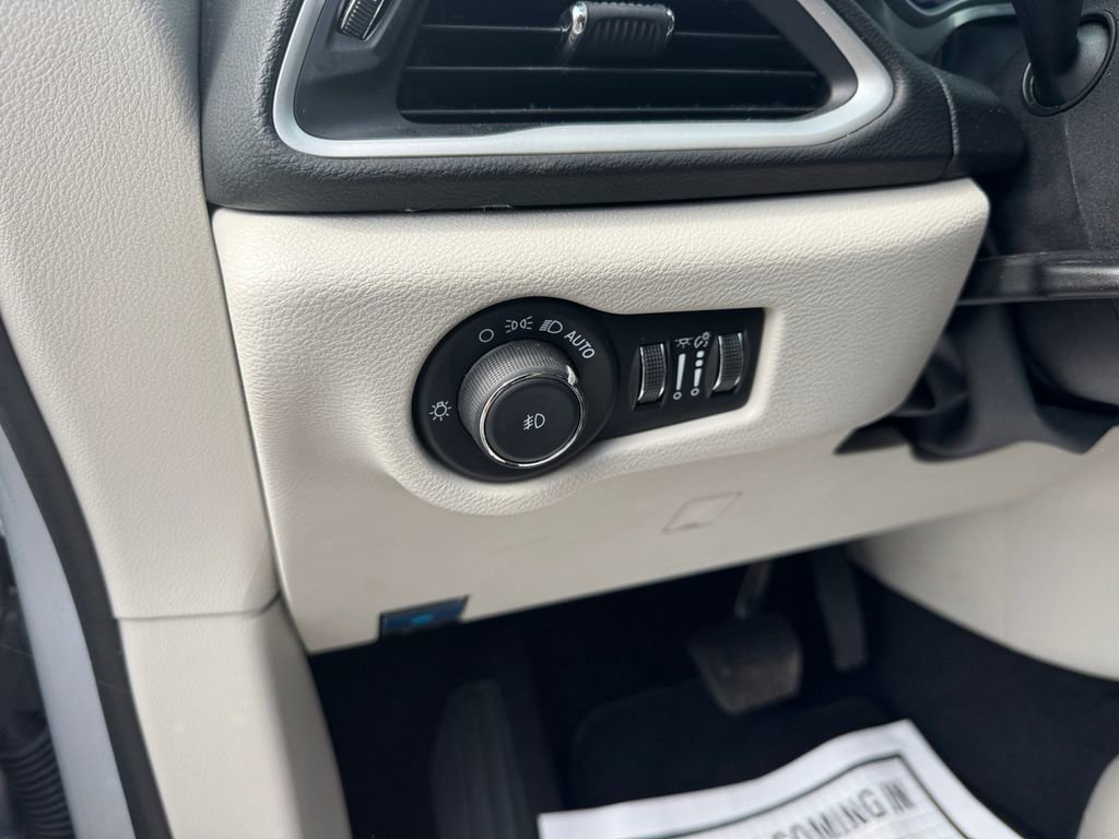 Used 2024 Chrysler Pacifica Touring-L image 33