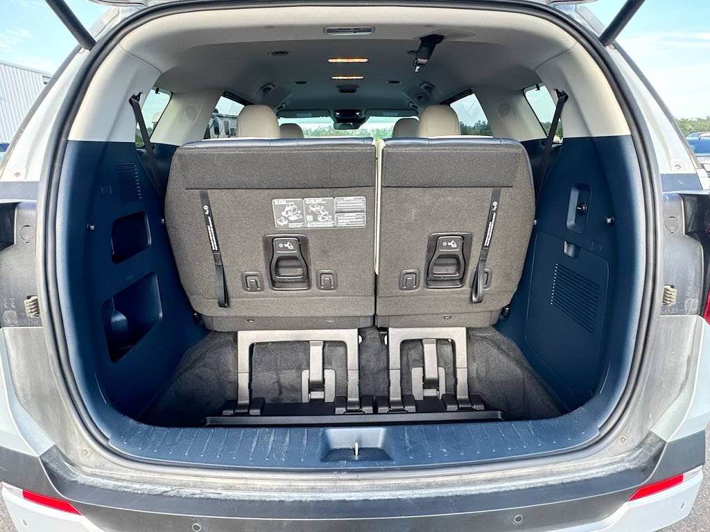 Used 2025 Kia Carnival EX FWD image 25