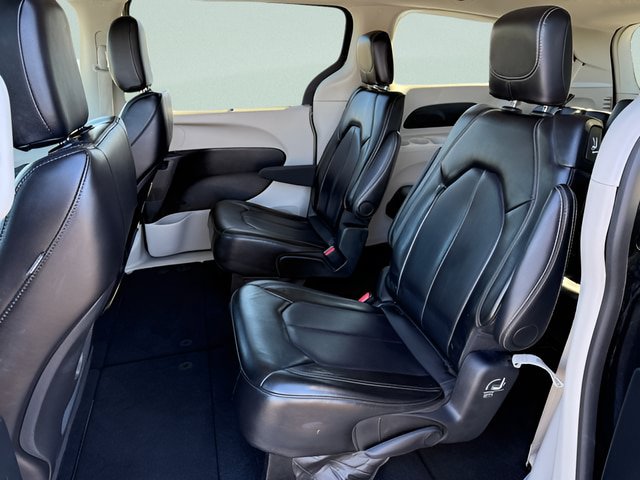 Used 2024 Chrysler Pacifica Touring-L FWD image 4
