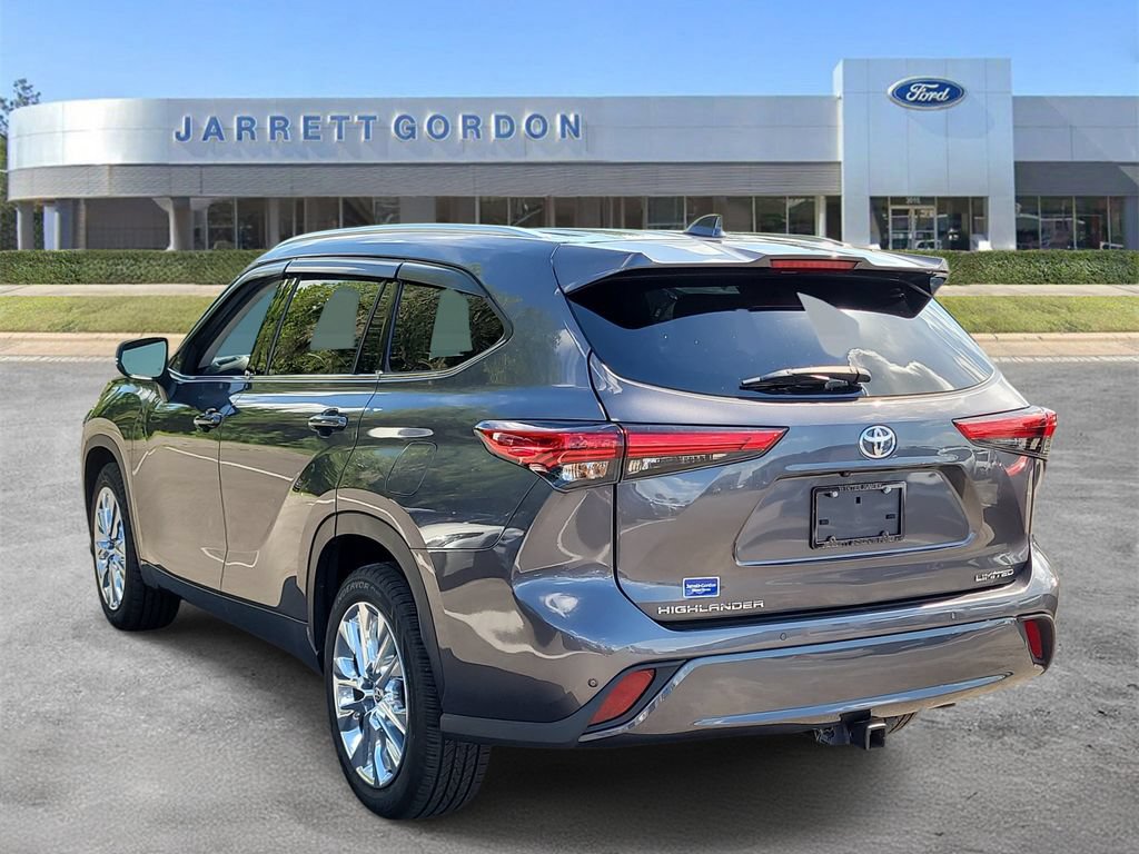 Used 2023 Toyota Highlander Limited FWD image 3