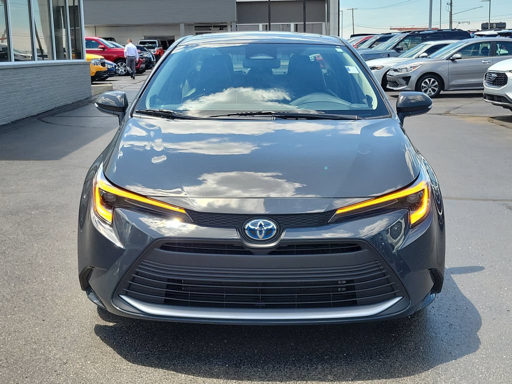 Used 2025 Toyota Corolla XLE FWD image 2