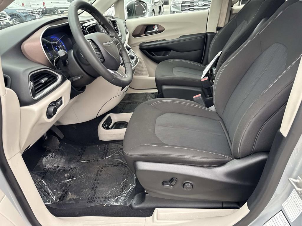 Used 2023 Chrysler Voyager LX image 18