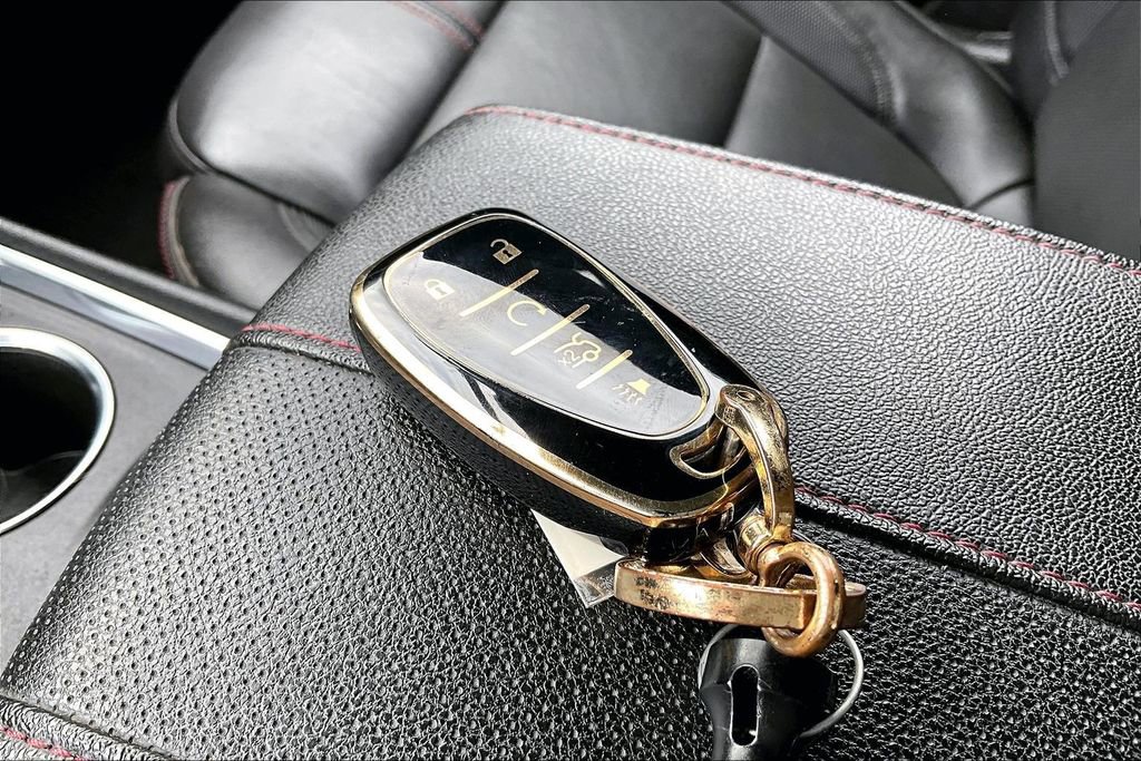 Used 2022 Chevrolet Traverse RS FWD image 11