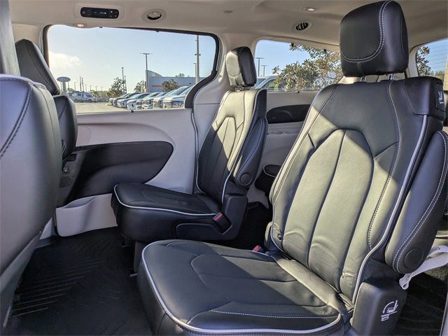 Used 2024 Chrysler Pacifica Limited image 13