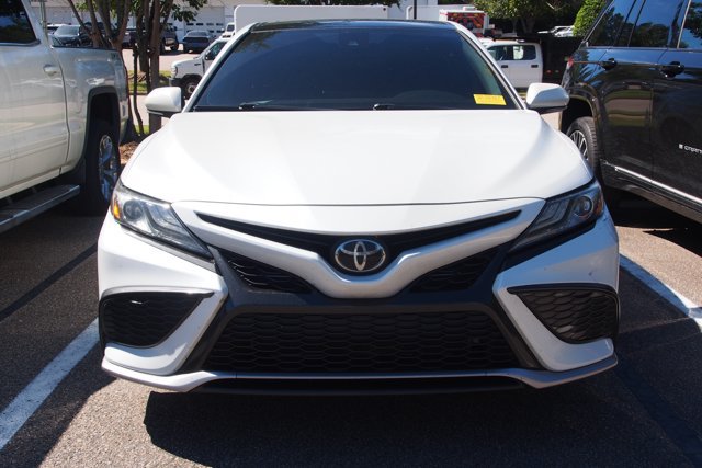 Used 2022 Toyota Camry XSE FWD image 3