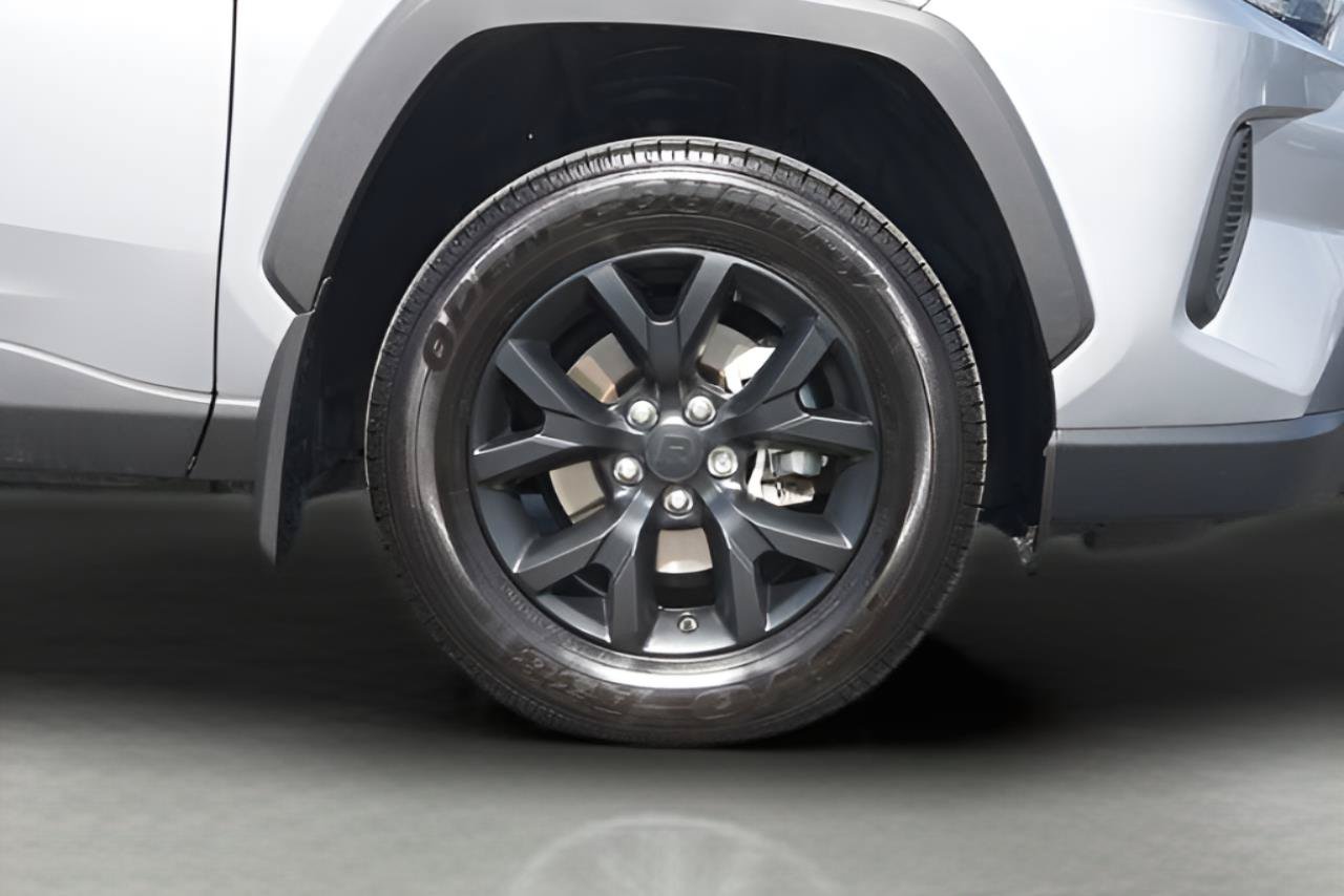 Used 2024 Toyota RAV4 LE FWD image 4