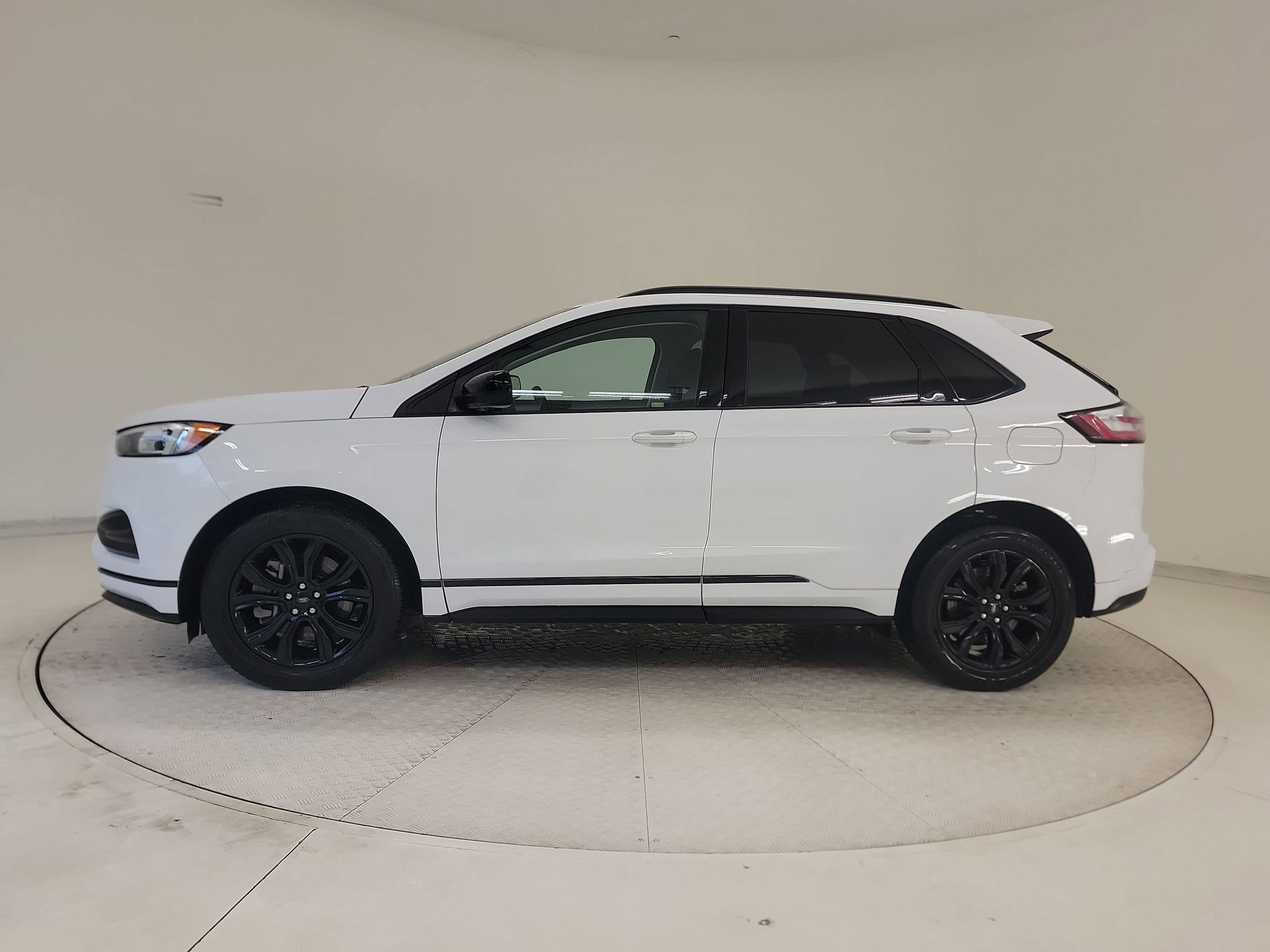 Certified 2024 Ford Edge SE w/ Black Appearance Package image 2