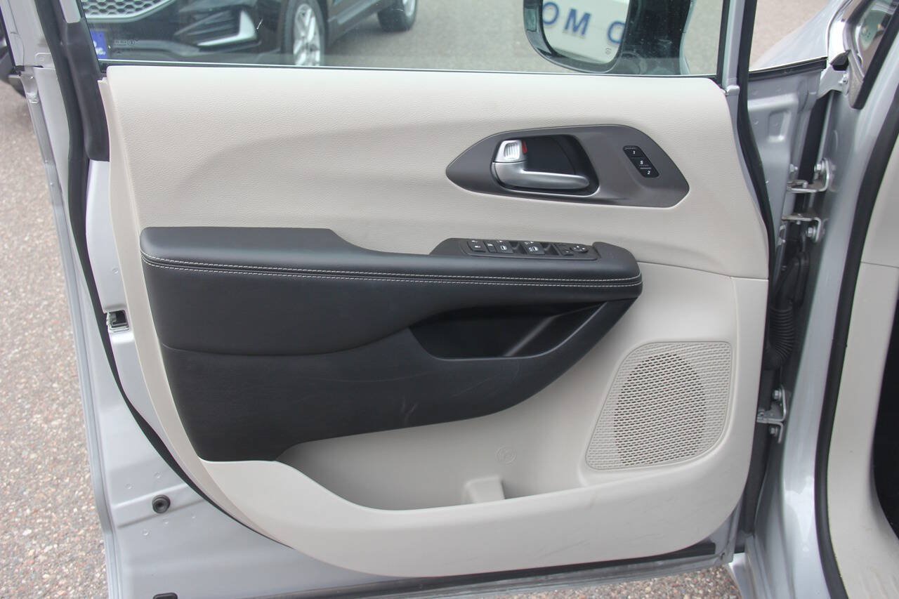 Used 2024 Chrysler Pacifica Touring-L FWD image 30