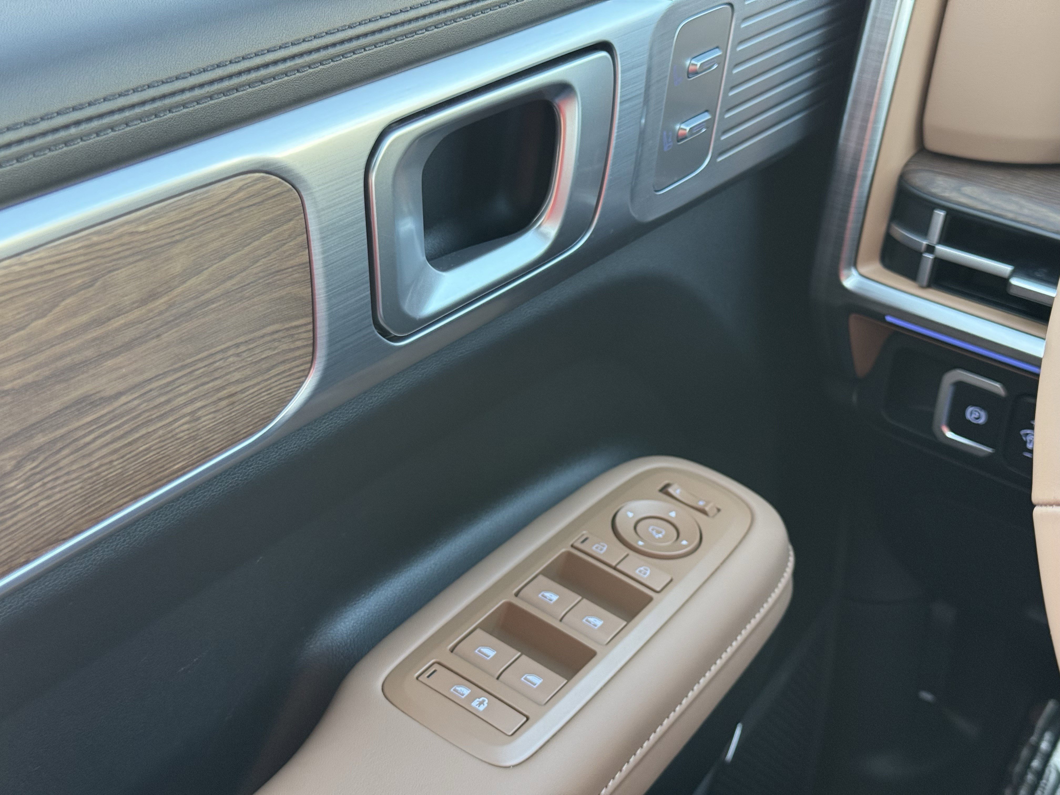 Used 2025 Hyundai Santa Fe Limited image 24