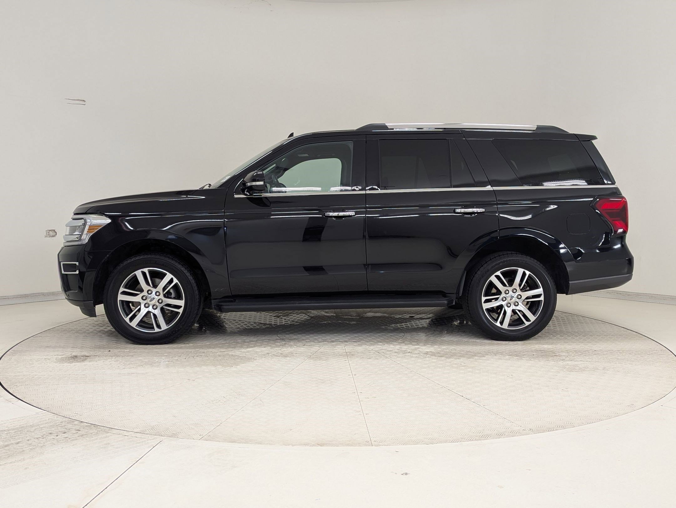 Certified 2024 Ford Expedition Limited image 2